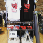 #Repost @yaho88pachi
<br>
行ってきましたよ✨<br>
長府店で猫庭Tshirtとトートバッグ<br>
売ってるよ〜😸💕シーモール下関店にもあるみたいです👕お近くの方是非✨ ・<br>
<br>
旦那とお揃いでTshirt買いました🐾<br>
店長さんに無理言ってお写真撮らせていただきました💦お忙しい所すみませんでしたm(_ _)m ・<br>
<br>
こちらにしかない色があるようです<br>
皆さま是非是非✨ ・<br>
<br>
詳しい事はこちらで見てくださいね<br>
@hidekin23 <br>
@kanata_teshima <br>
@neko_niwa33 <br>
よろしくお願いします🌈 ・